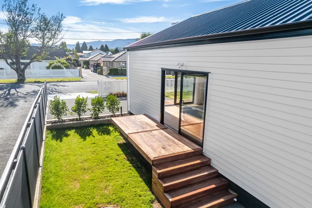 24 Fraser Crescent, exterior